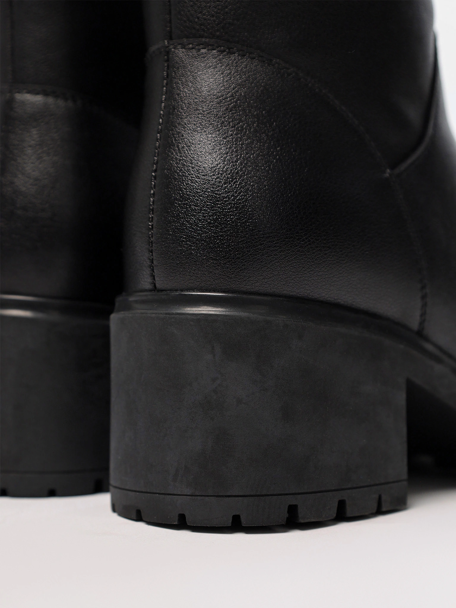 Сапоги черного цвета из натуральной кожи на высоком каблуке